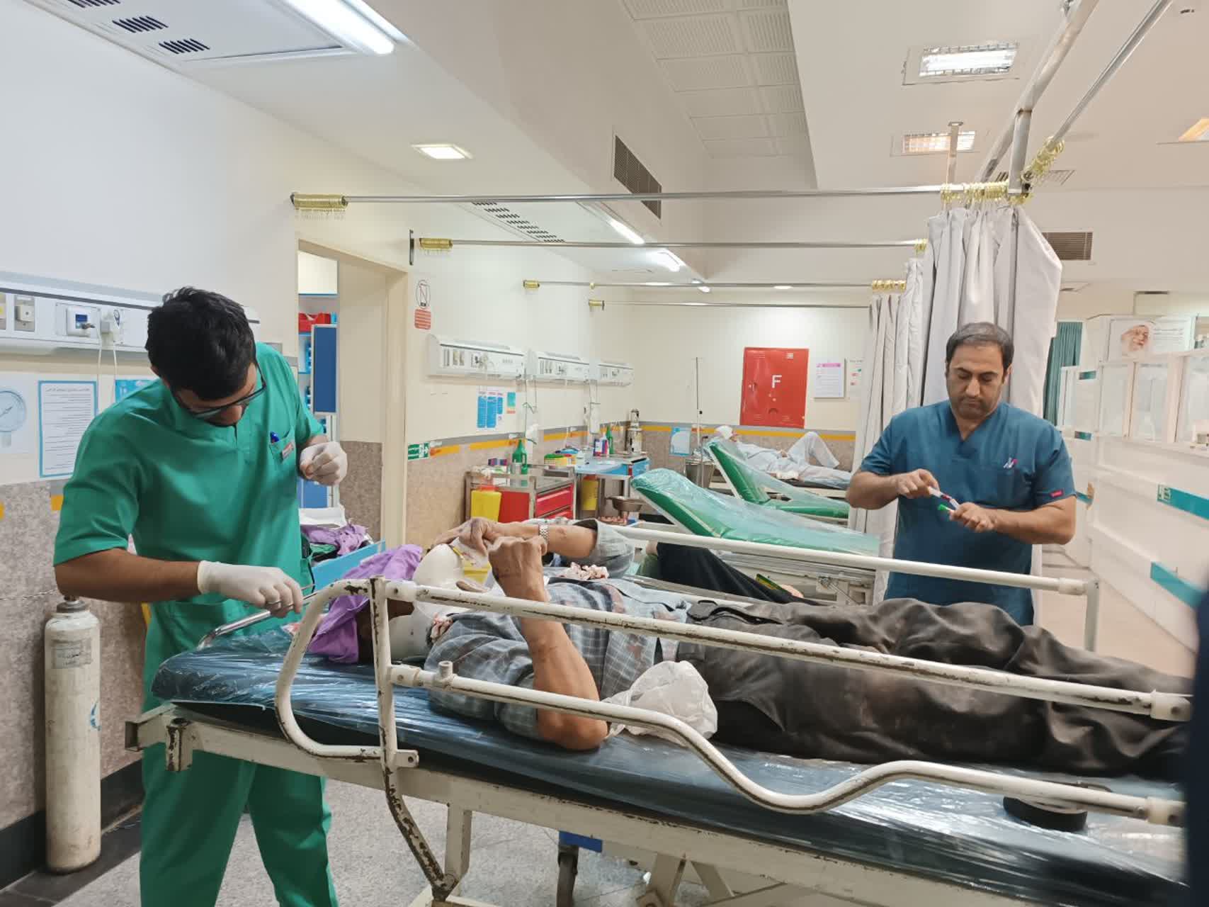 خدمات‌رسانی کادر درمان به مصدومان واژگونی اتوبوس